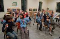 les mains en l'air